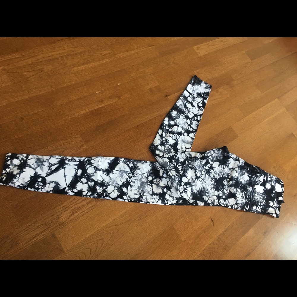 Black/White Lulu Leggings